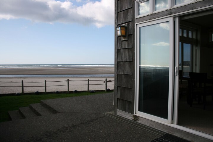 The Waves / The Argonauta Inn/The White Heron Lodge