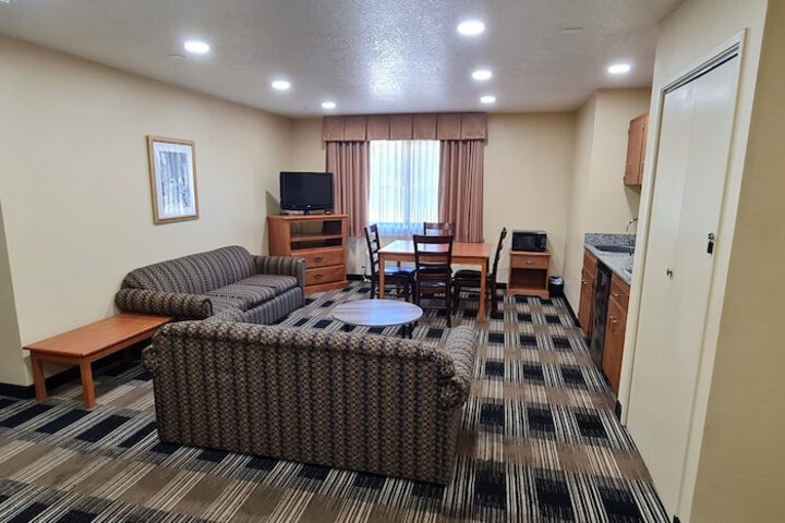 Oakridge Inn & Suites