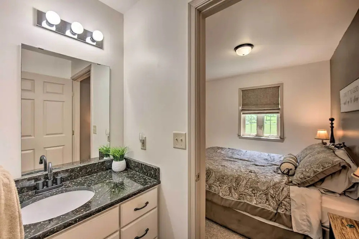 Cozy garden Room in Welsh Mountain Suites!
