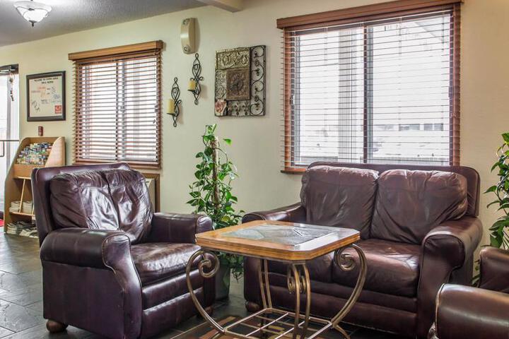 Econo Lodge Inn & Suites