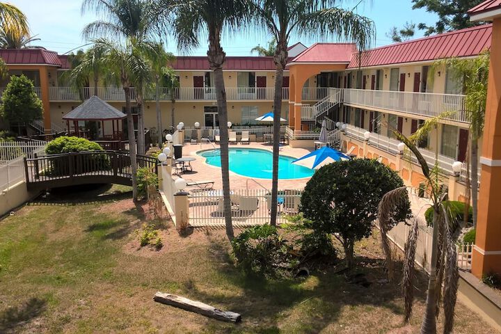 Days Inn & Suites by Wyndham Port Richey