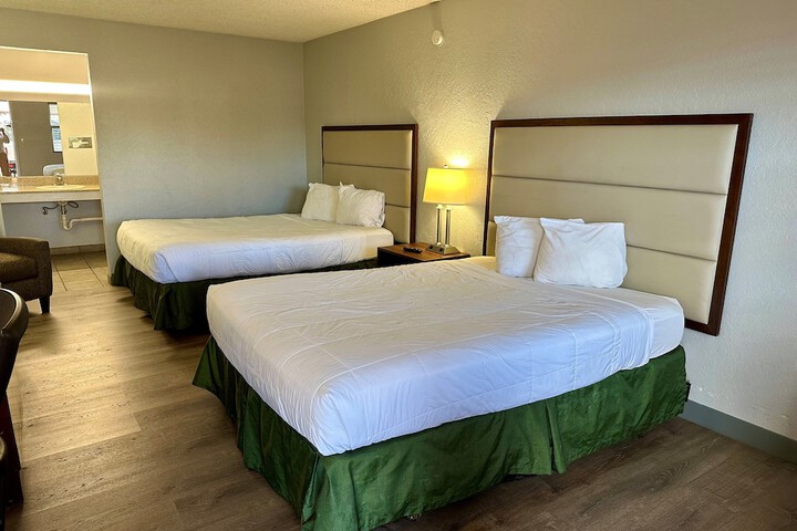 Room 7 of 9