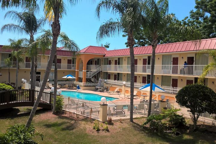 Days Inn & Suites by Wyndham Port Richey