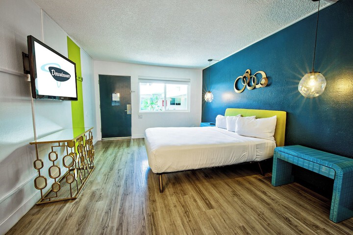 Room 13 of 30