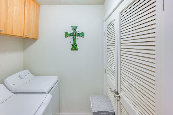 Walk to Main St! Ennis Townhome w / Balcony