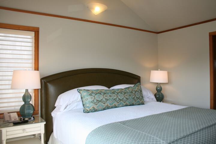 The Waves / The Argonauta Inn/The White Heron Lodge