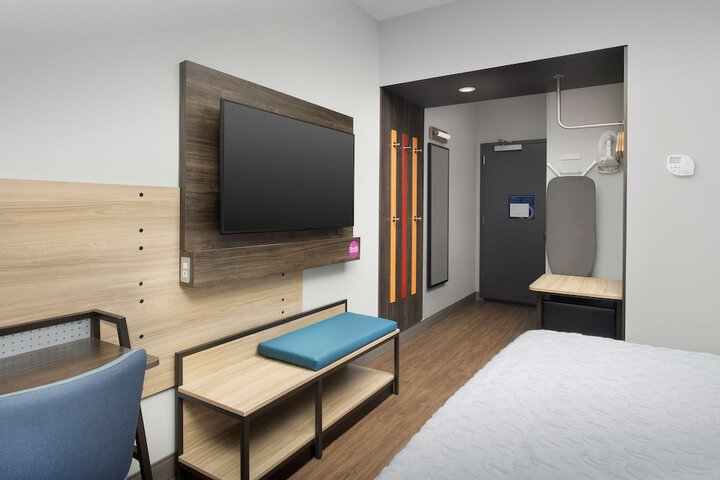 Room 16 of 40