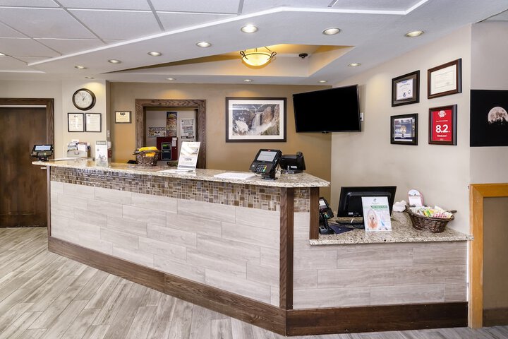Gray Wolf Inn & Suites