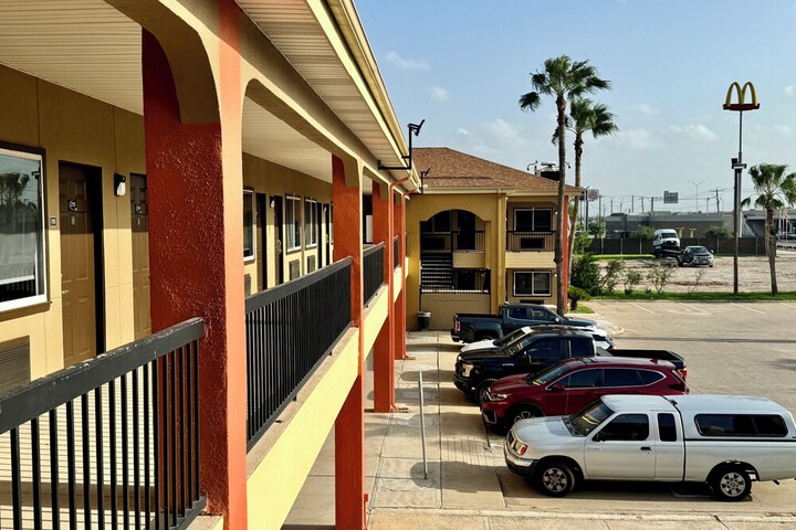Texas Inn and Suites City Center at University Dr.