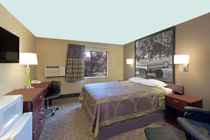 Room 11 of 16