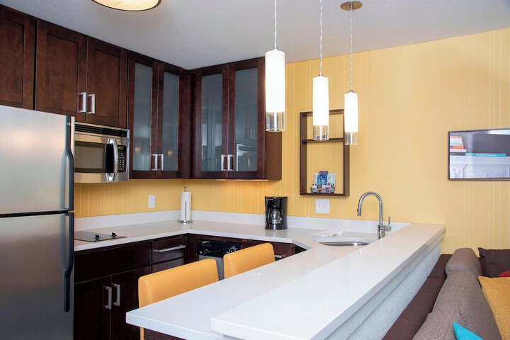 Residence Inn Akron South / Green
