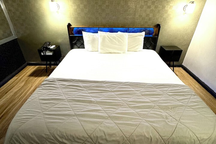 Room 17 of 27
