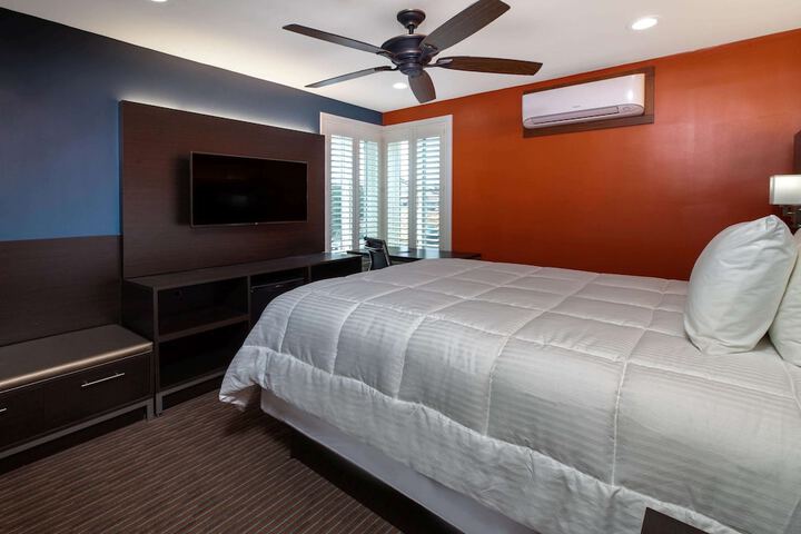 Room 6 of 18