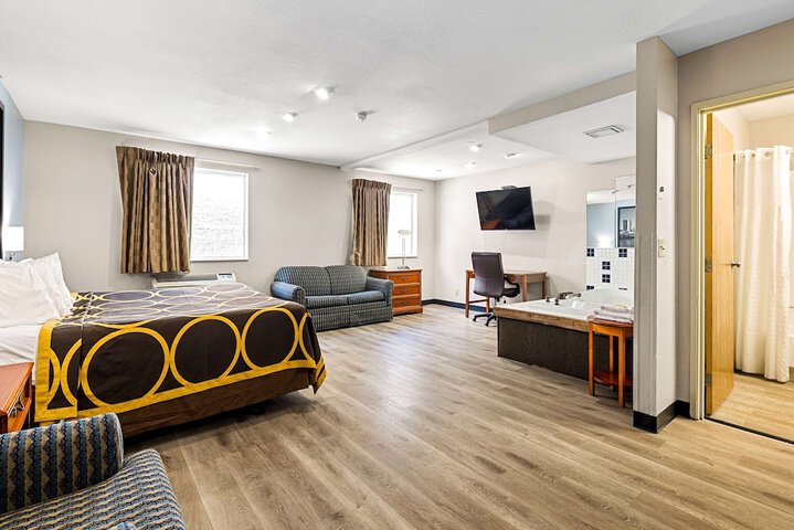 Super 8 by Wyndham Pittsburgh / Monroeville
