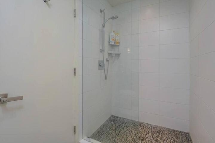 Large eclectic 1 BR above restaurant 15min to PDX