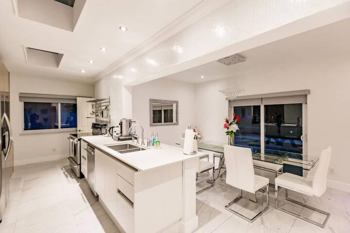 Stylish Aventura Home With Pool on Intercostal