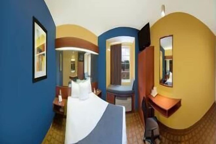 Room 6 of 17