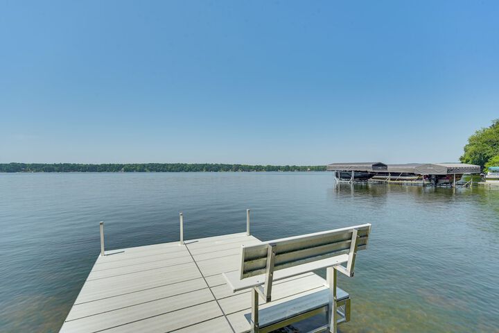 Spacious Luxury Cabin w / Deck & Dock on Bone Lake