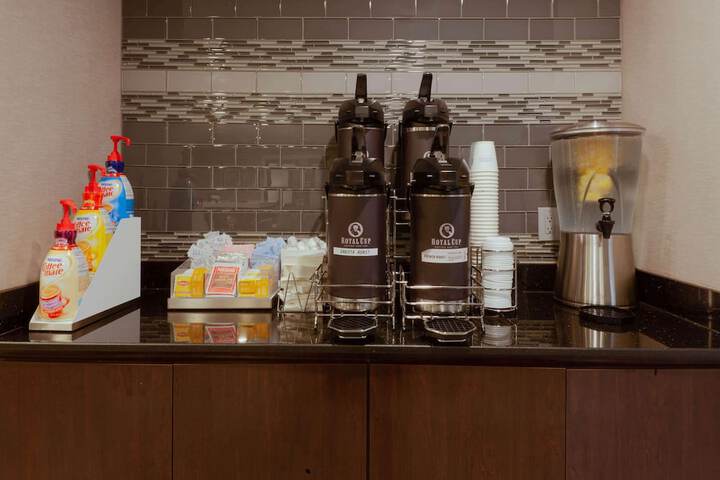 La Quinta Inn & Suites by Wyndham Detroit Utica