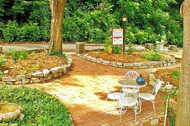 Maple Leaf Cottage Inn