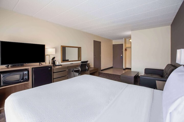 Room 30 of 48