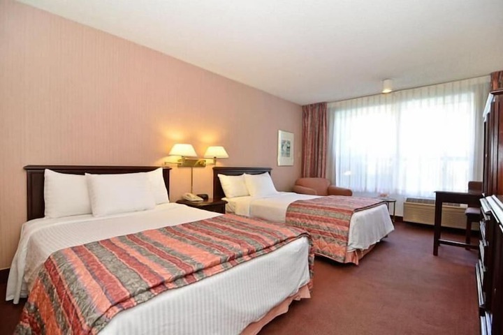 Room 32 of 46