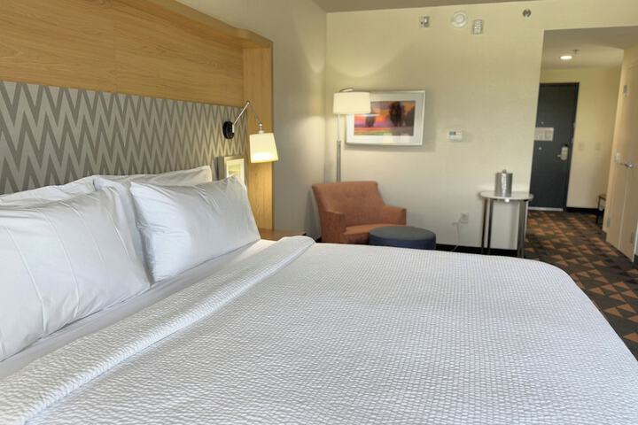 Holiday Inn & Suites Fayetteville W-Fort Bragg Area by IHG