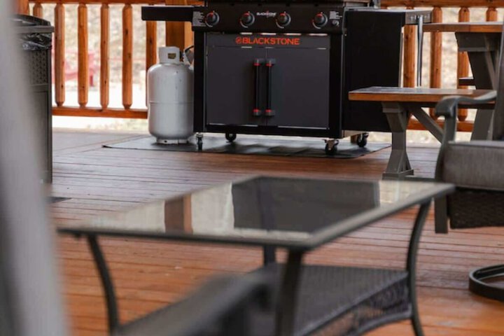 Sleeps 16! Luxury Cabin With Game Room & Hot Tub