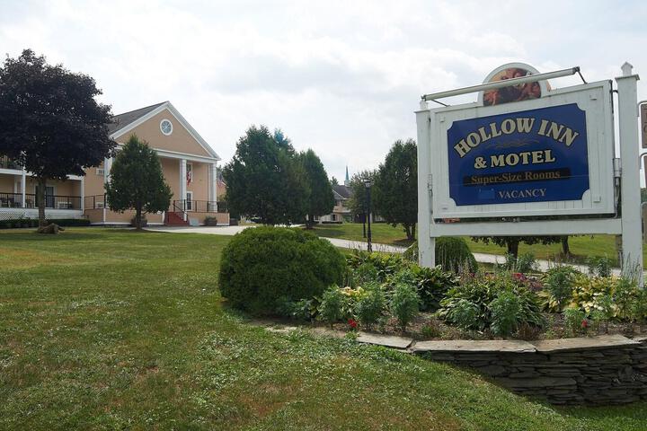 Hollow Inn & Motel
