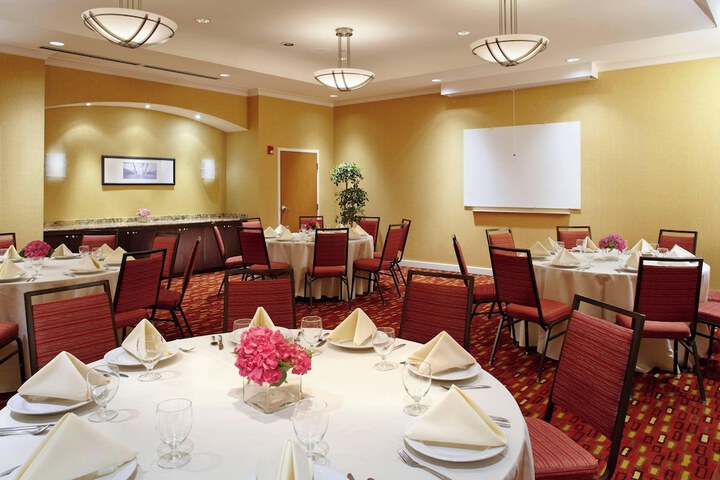Courtyard by Marriott Pittsburgh West Homestead / Waterfront