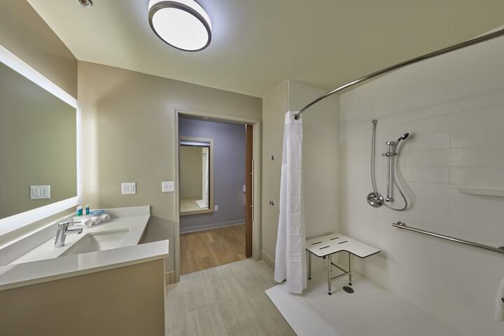 Room 13 of 38