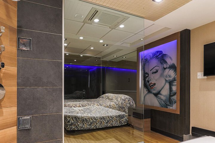 Room 15 of 48