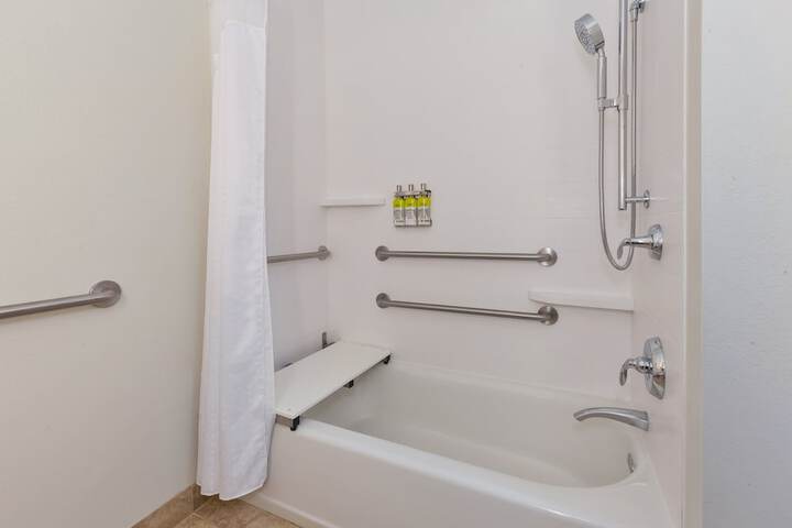 Room 32 of 43