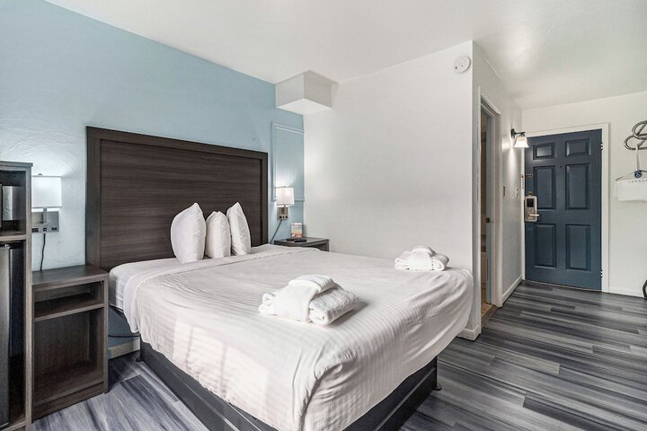 Snyders Shoreline Inn