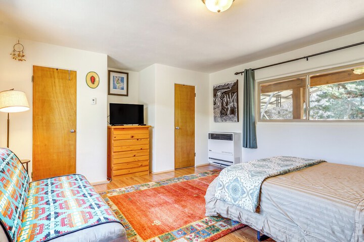 Artsy Studio w / Patio: 25 Mi to Santa Fe