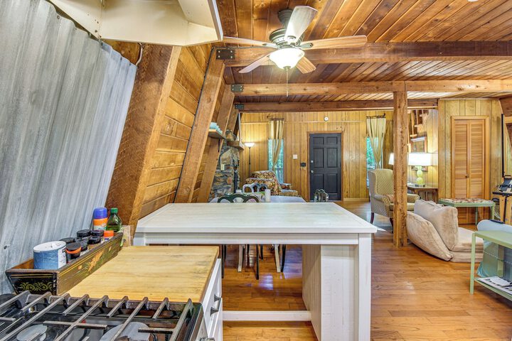 Pet-friendly Lavonia Cabin Walk to Lake Hartwell!