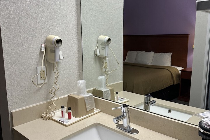 Room 17 of 40