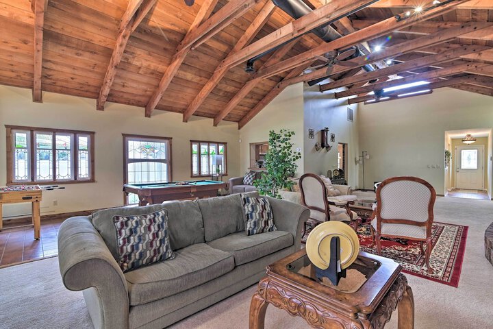 Grand Valrico Home w / Deck Fire Pit & Yard!