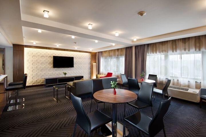 Lounge 62 of 81