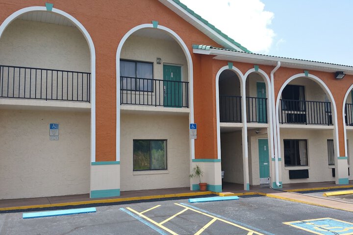 Shining Light Inn & Suites