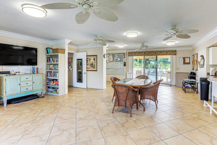 8 Mi to Beach w / Pool Access: Englewood Condo!