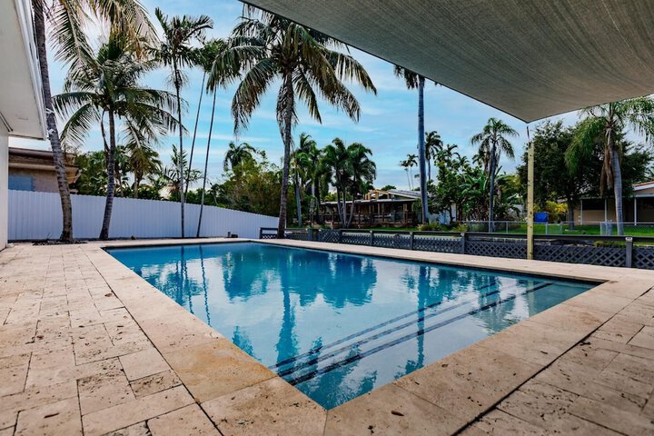 Stylish Aventura Home With Pool on Intercostal