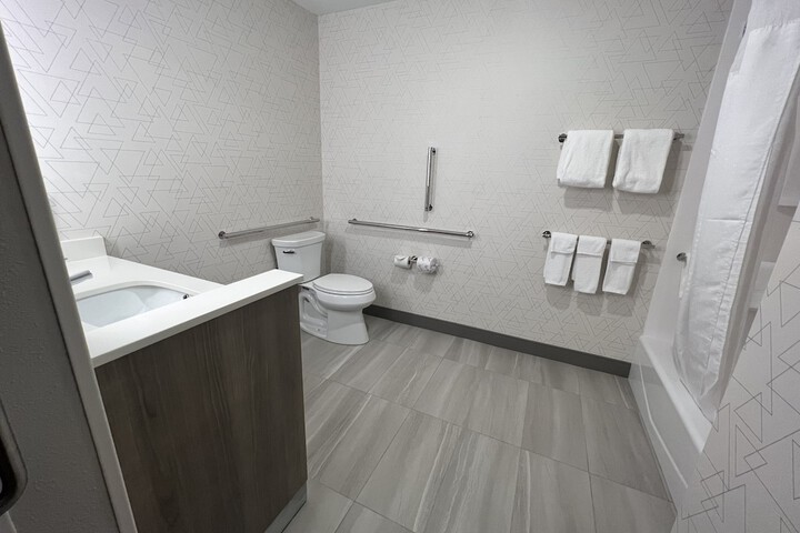 Holiday Inn Express and Suites Tomah by IHG