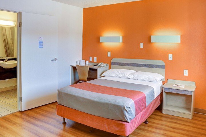 Room 32 of 53