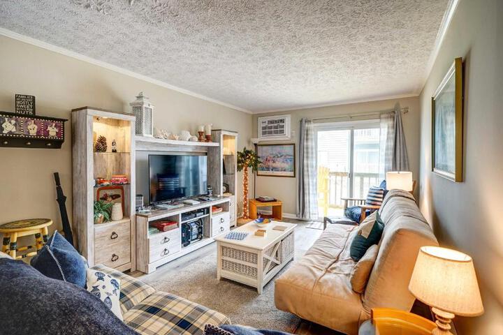 Oceanfront Topsail Beach Retreat - Steps to Shore!