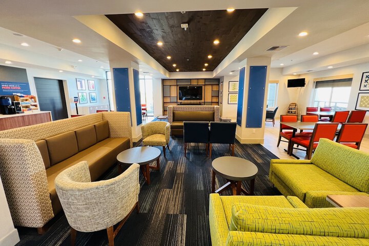 Holiday Inn Express & Suites Salinas by IHG