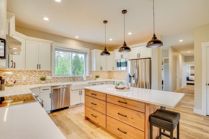 Spacious Donnelly Family Home w / Private Hot Tub!