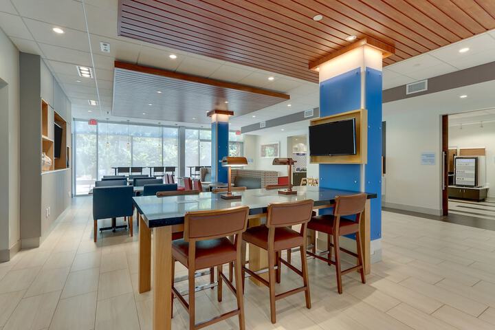 Holiday Inn Express & Suites Roanoke – Civic Center by IHG