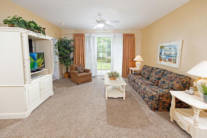 Lounge 45 of 50