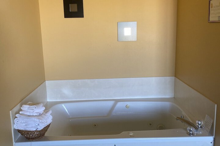 Super 8 by Wyndham Jackson MN